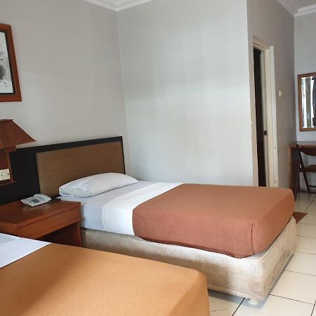 Yehezkiel Hotel Lembang Mitra Reddoorz Extérieur photo