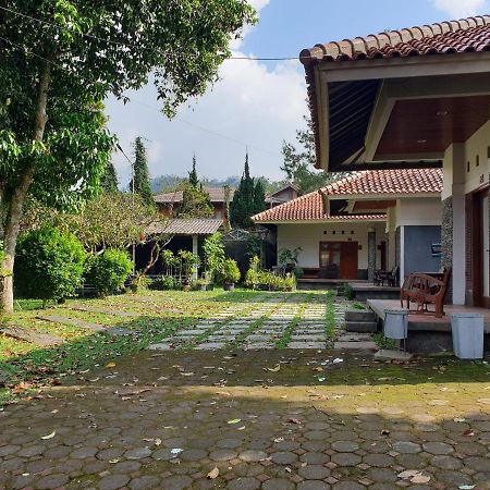 Yehezkiel Hotel Lembang Mitra Reddoorz Extérieur photo