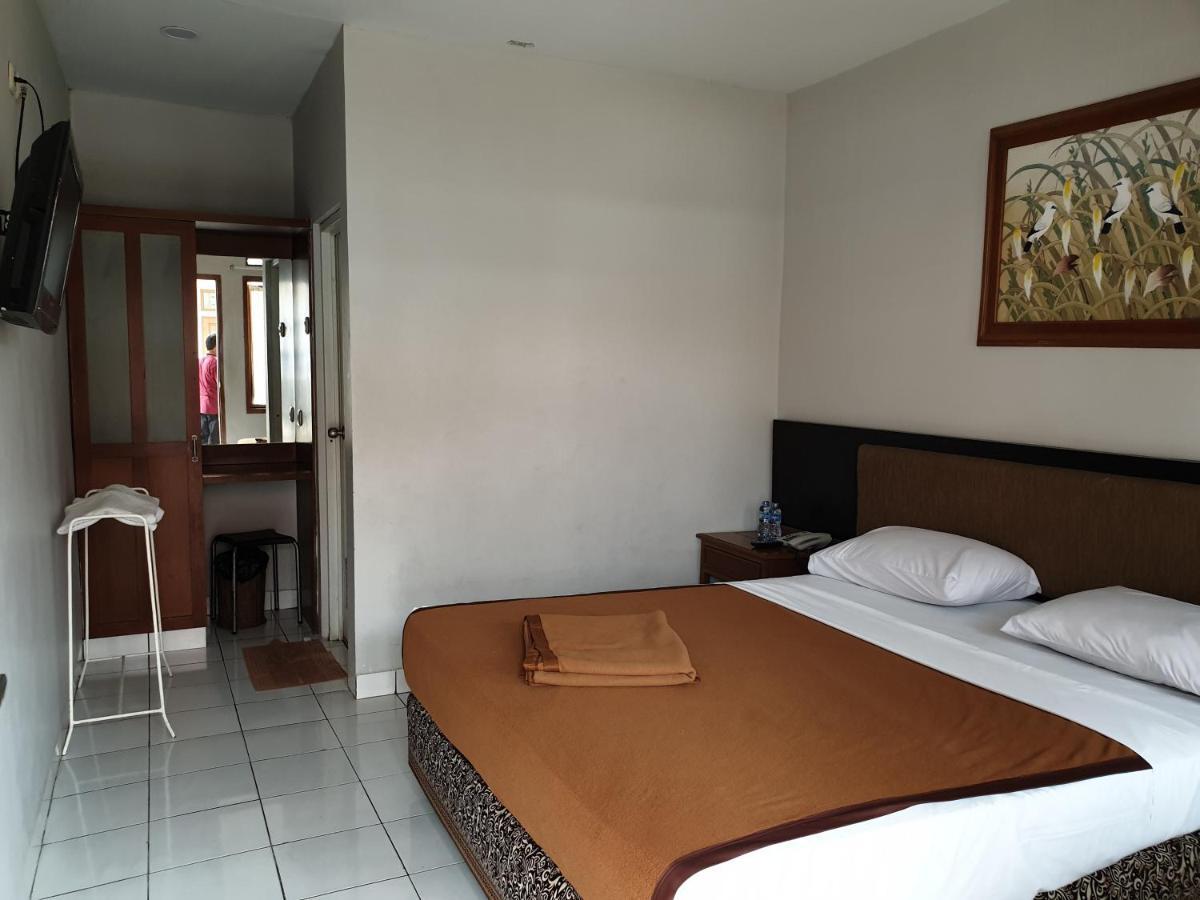Yehezkiel Hotel Lembang Mitra Reddoorz Extérieur photo