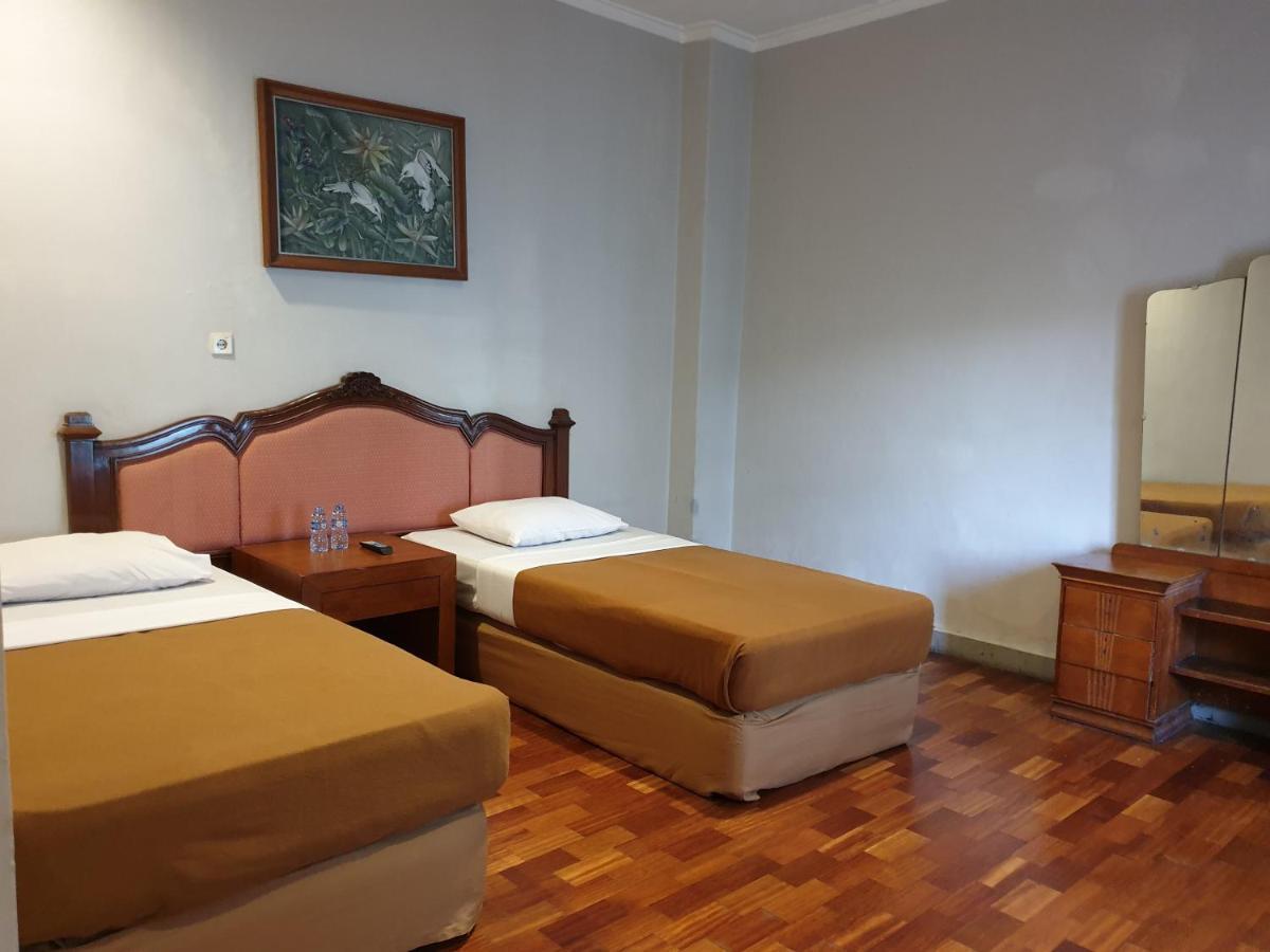 Yehezkiel Hotel Lembang Mitra Reddoorz Extérieur photo