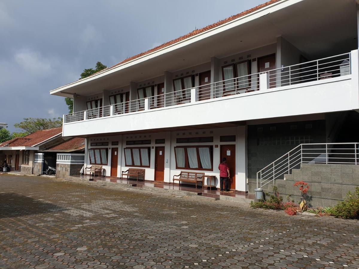 Yehezkiel Hotel Lembang Mitra Reddoorz Extérieur photo