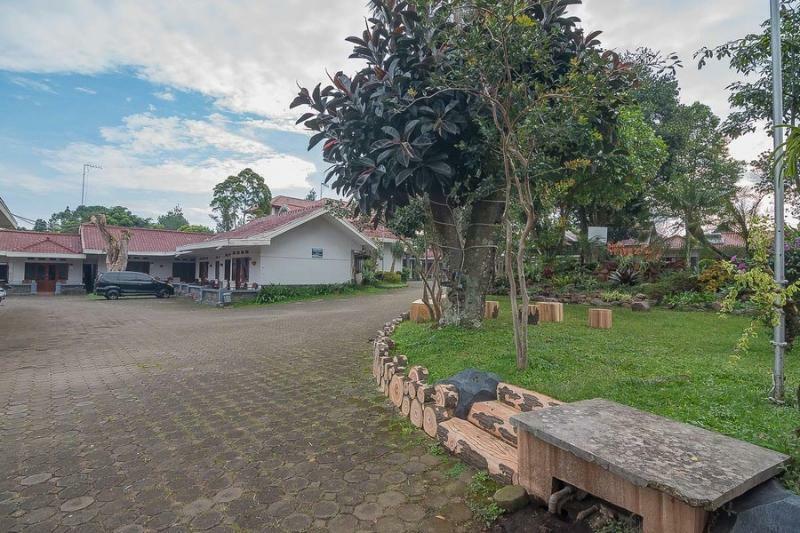 Yehezkiel Hotel Lembang Mitra Reddoorz Extérieur photo
